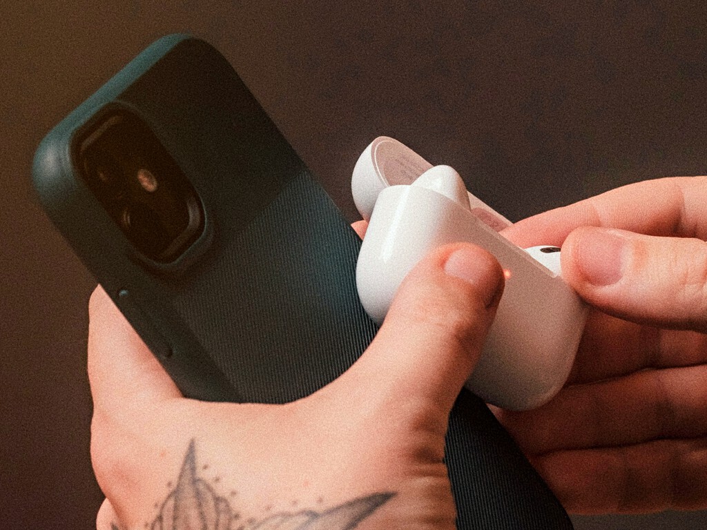 Uno de los AirPods no se escucha bien y el otro sí: el arreglo es tan fácil como mirar esto 