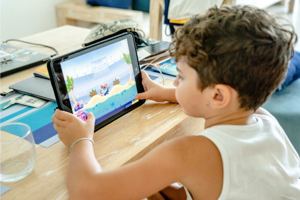 Mientras el mundo debate sobre las pantallas, estos niños encontraron en un iPad la única forma de comunicarse 