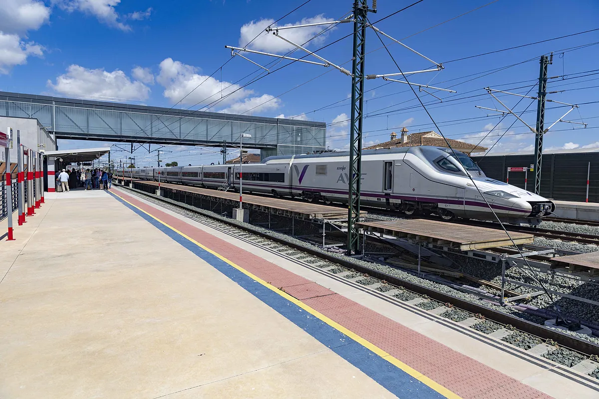 Al menos 10.700 viajeros y 30 trenes se han visto afectados por un robo de cable en varios puntos de la provincia de Toledo