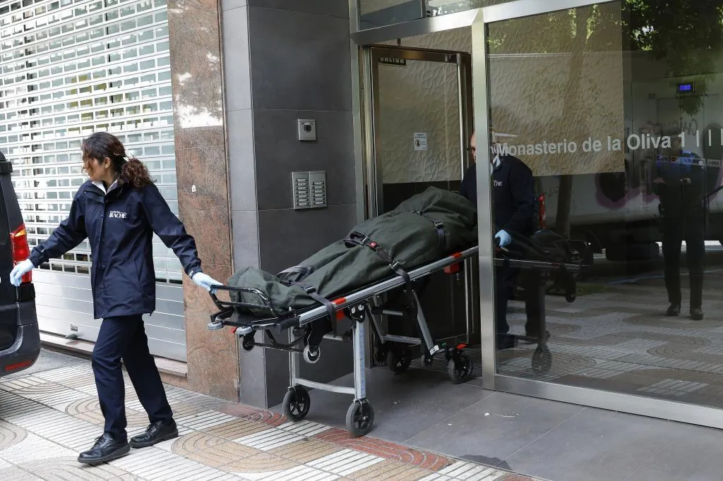 Encuentran el cadáver de un hombre en un charco de sangre en el rellano de un edificio de Pamplona