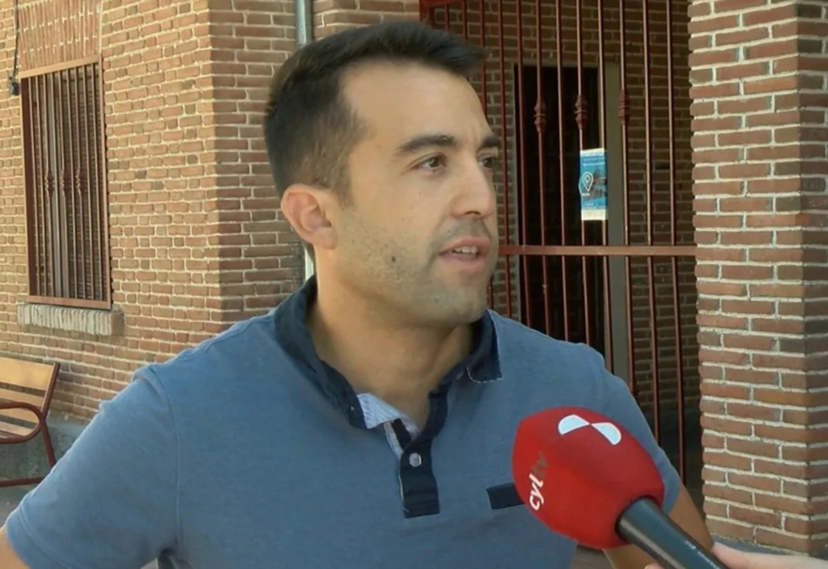 Muere el alcalde de Nieva (Segovia) al colisionar su coche y un camión de ganado en la CL-605