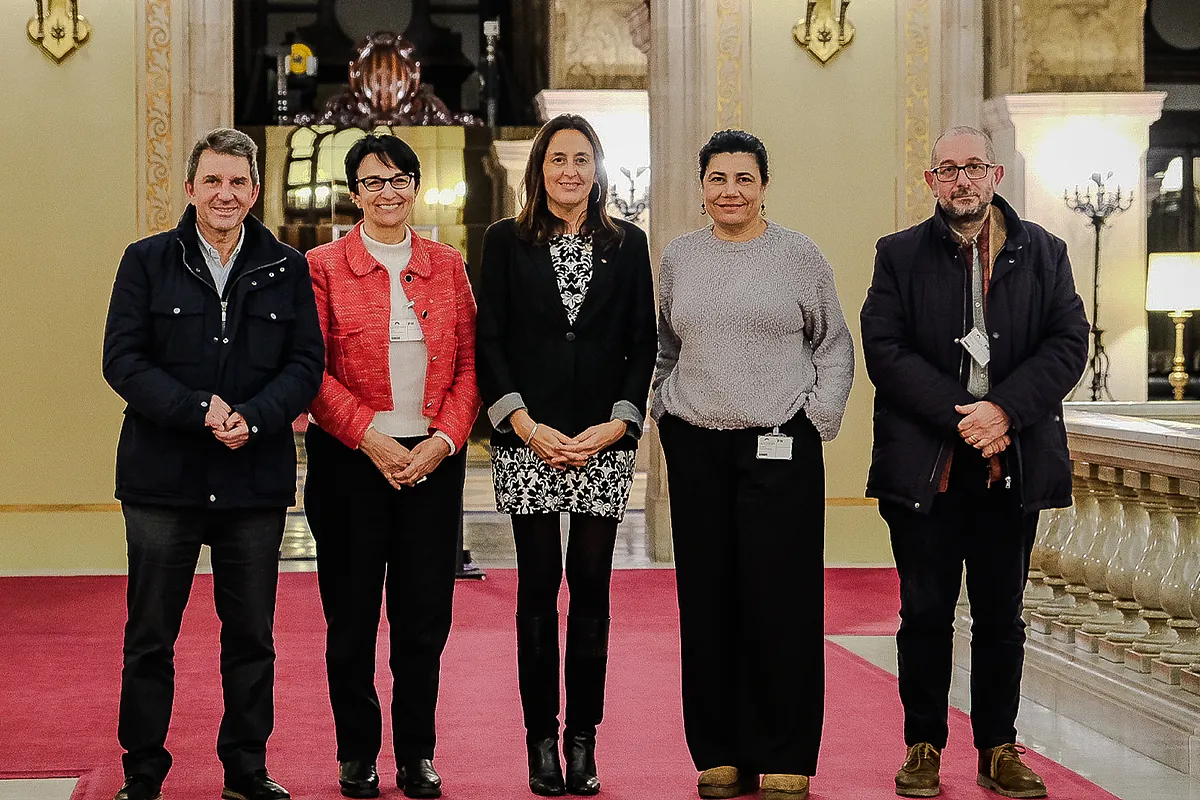 Illa prometió a los impulsores del 25% de español cumplir la sentencia del TC y a ERC mantener la inmersión