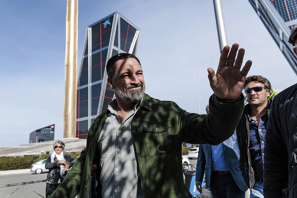 La calle une a PP y Vox en pleno distanciamiento y con voces a su alrededor llamando a la unidad