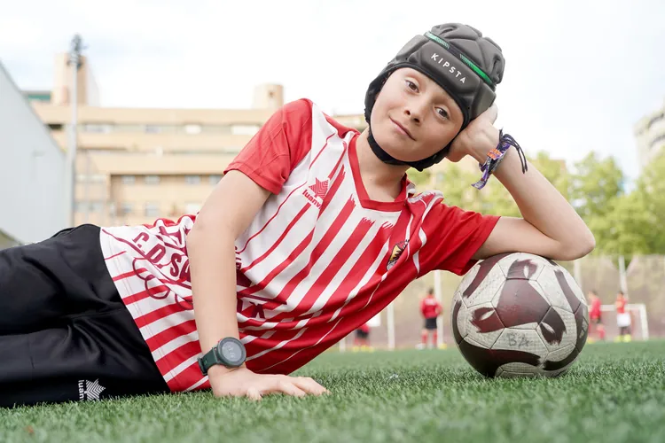Marcos, el niño del casco, deja el fútbol para continuar en su lucha contra el síndrome de Ehlers-Danlos