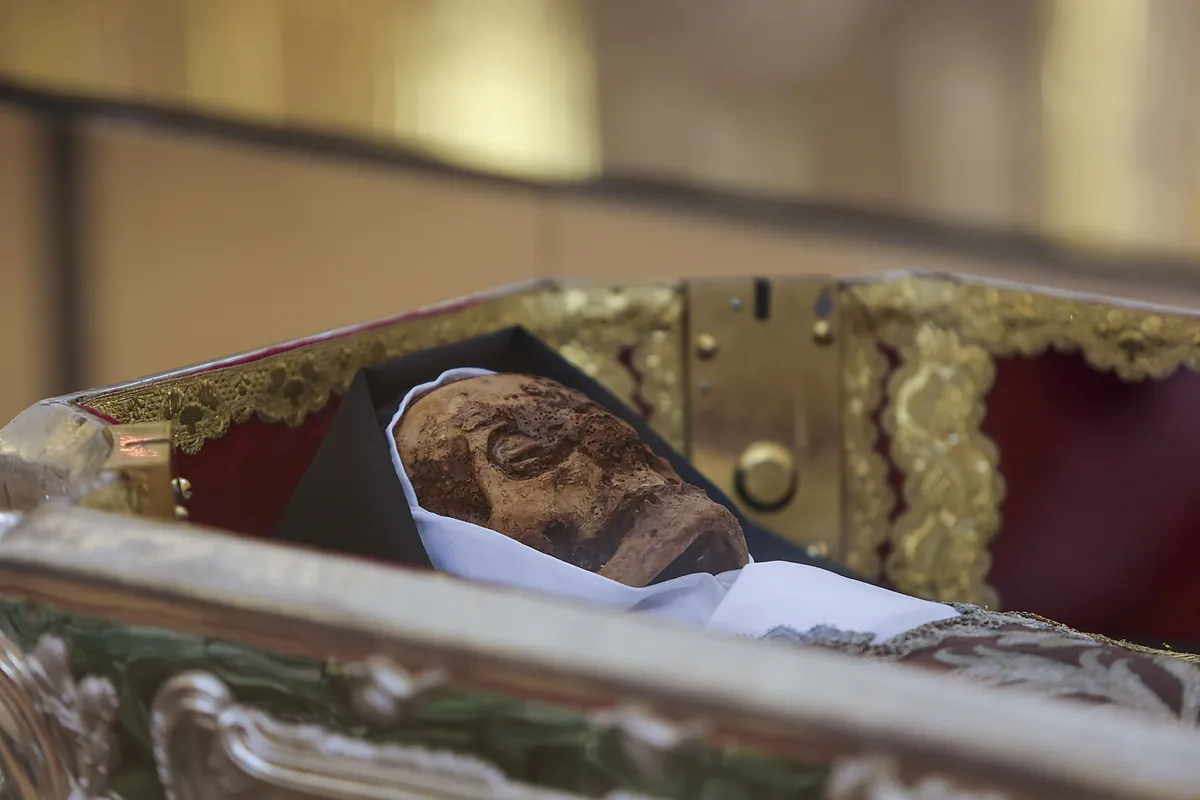El sepulcro de Santa Teresa de Jesús se abre más de un siglo después para que pueda ser venerado públicamente