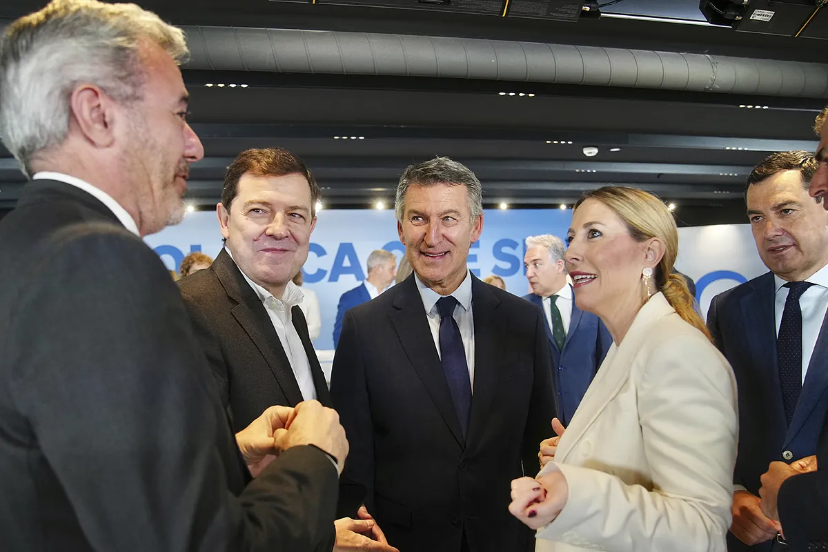 El cambio en las primarias tensiona a los barones del PP ante el congreso: Moreno avala el plan de Feijóo y Ayuso esquiva la polémica