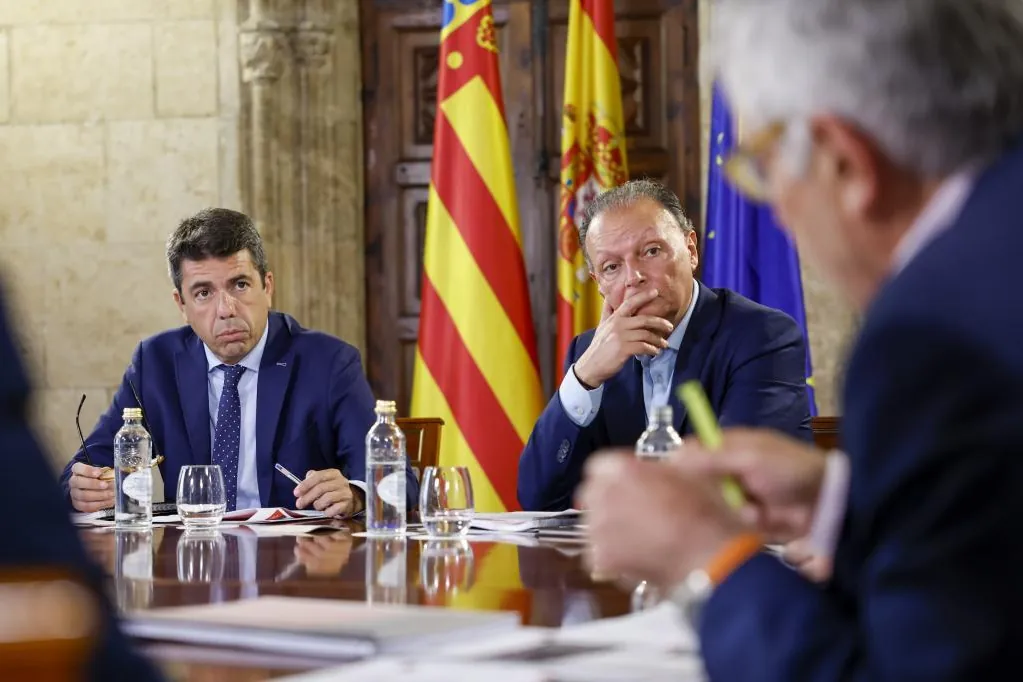 Los críticos con Carlos Mazón aprovechan el adelanto del congreso del PP para reactivar una «solución de transición»