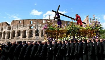 Tres cofradías españolas deslumbran en Roma con una inédita procesión junto al Coliseo