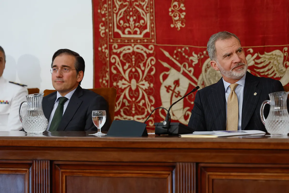 Albares alecciona a los nuevos diplomáticos ante el Rey: «Una de sus funciones será trabajar para conseguir la oficialidad de las lenguas oficiales en Europa»