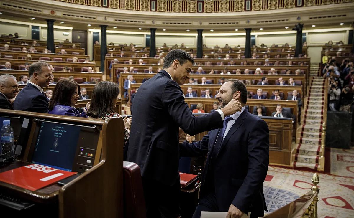 Sánchez votaría 'sí' a echar a Sánchez: las 14 contradicciones siete años después de la moción contra Rajoy