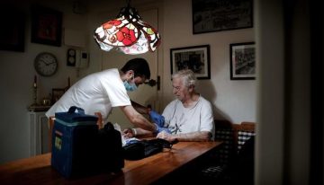 Tino Mayo, de 87 años, ingresado en casa por una infección: «Es una comodidad y también una tranquilidad»