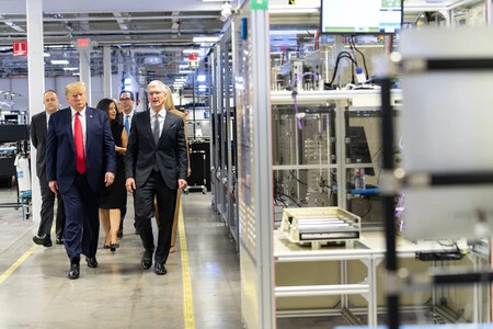 Donald Trump y Tim Cook en la planta de fabricación de Apple en Austin, Texas
