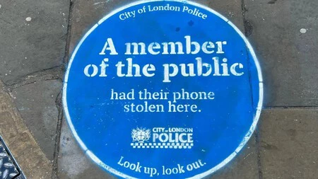 La policía de City of London ha puesto señales en el suelo para avisar de que en ese lugar se ha robado un smartphone