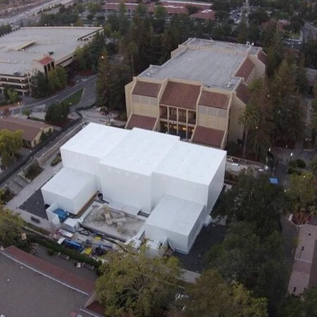 La carpa blanca que se creó para la keynote del Apple Watch en el Flint Center