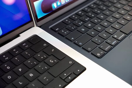 Los altavoces del MacBook Pro son claramente superiores, las perforaciones en la carcasa unibody se notan
