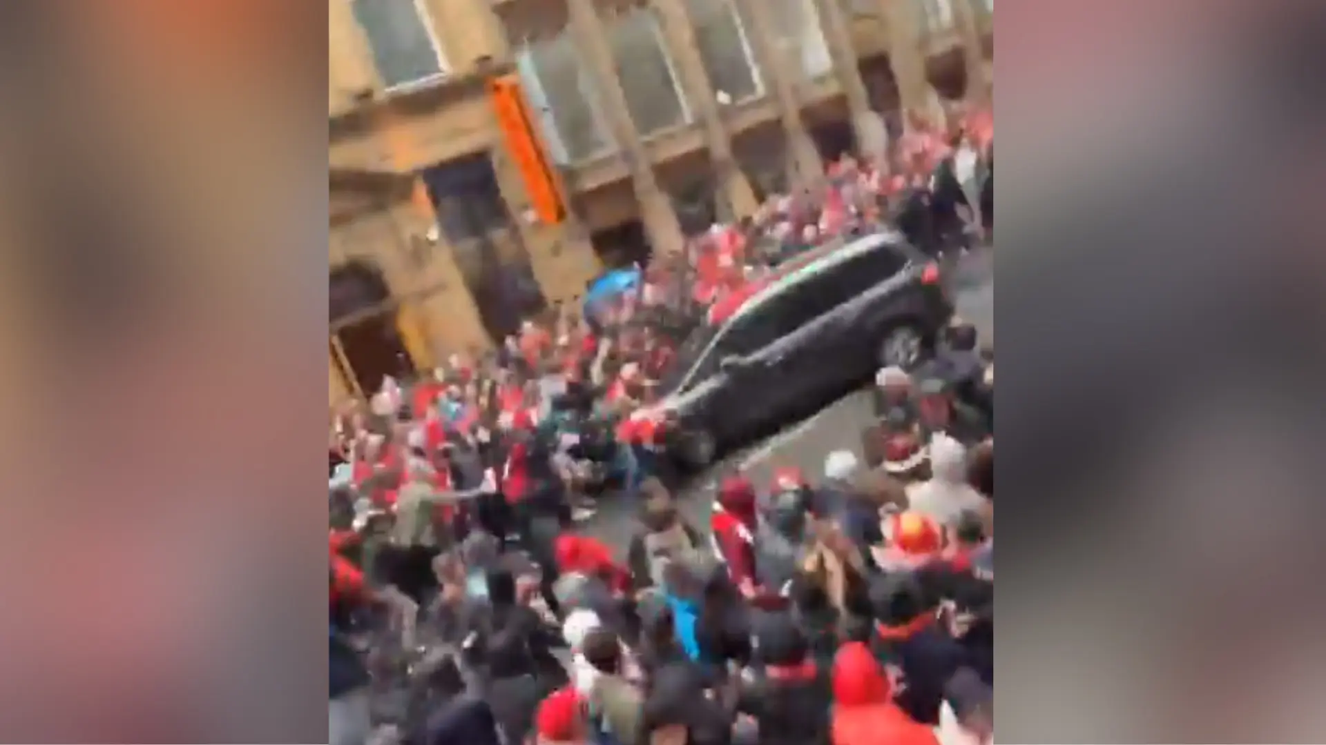 Así fue el atropello masivo a los aficionados del Liverpool: se llevó a decenas de personas por delante