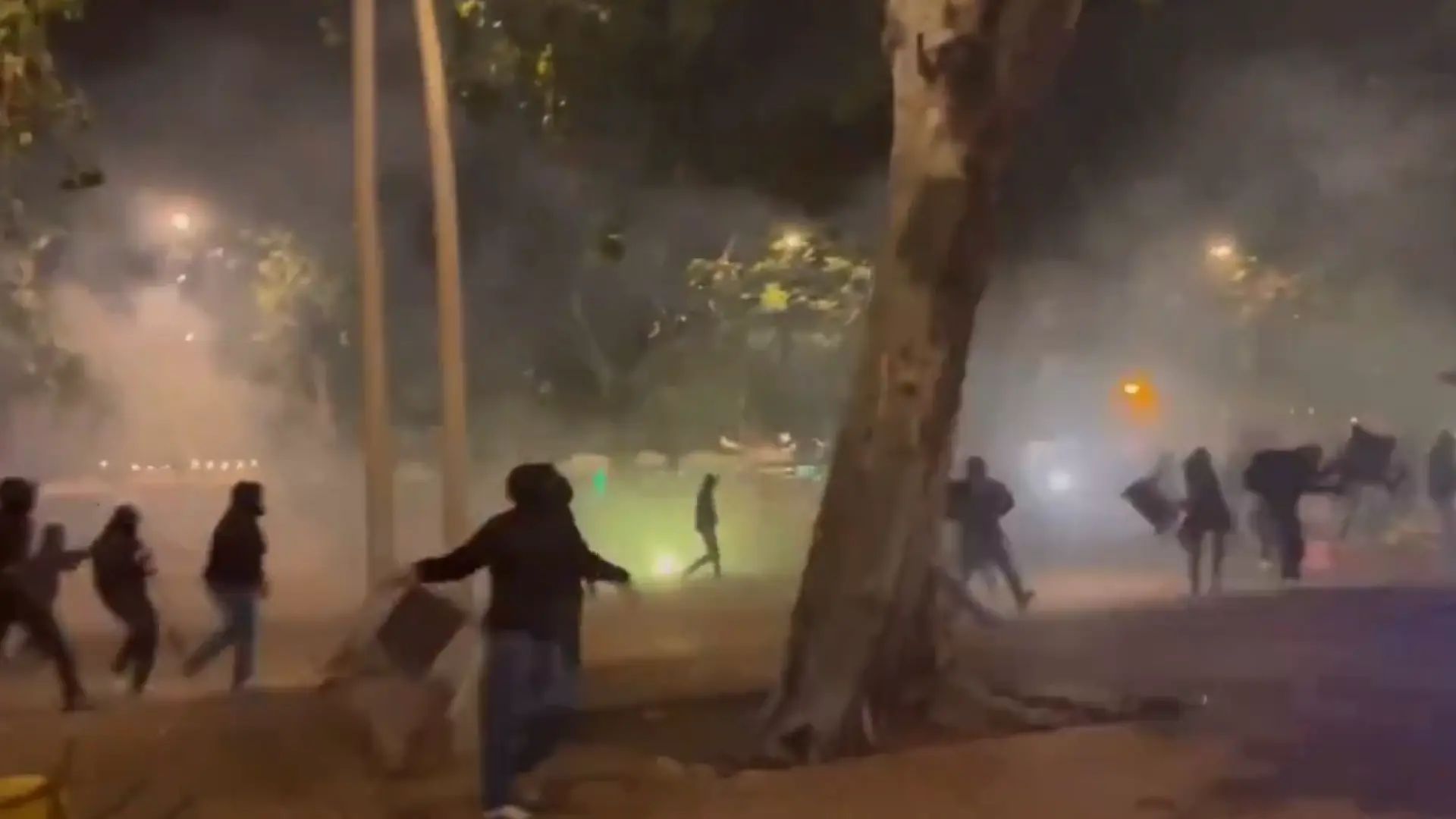 Batalla campal entre los ultras del Betis y la Fiorentina en Sevilla: lanzamiento de objetos y bengalas