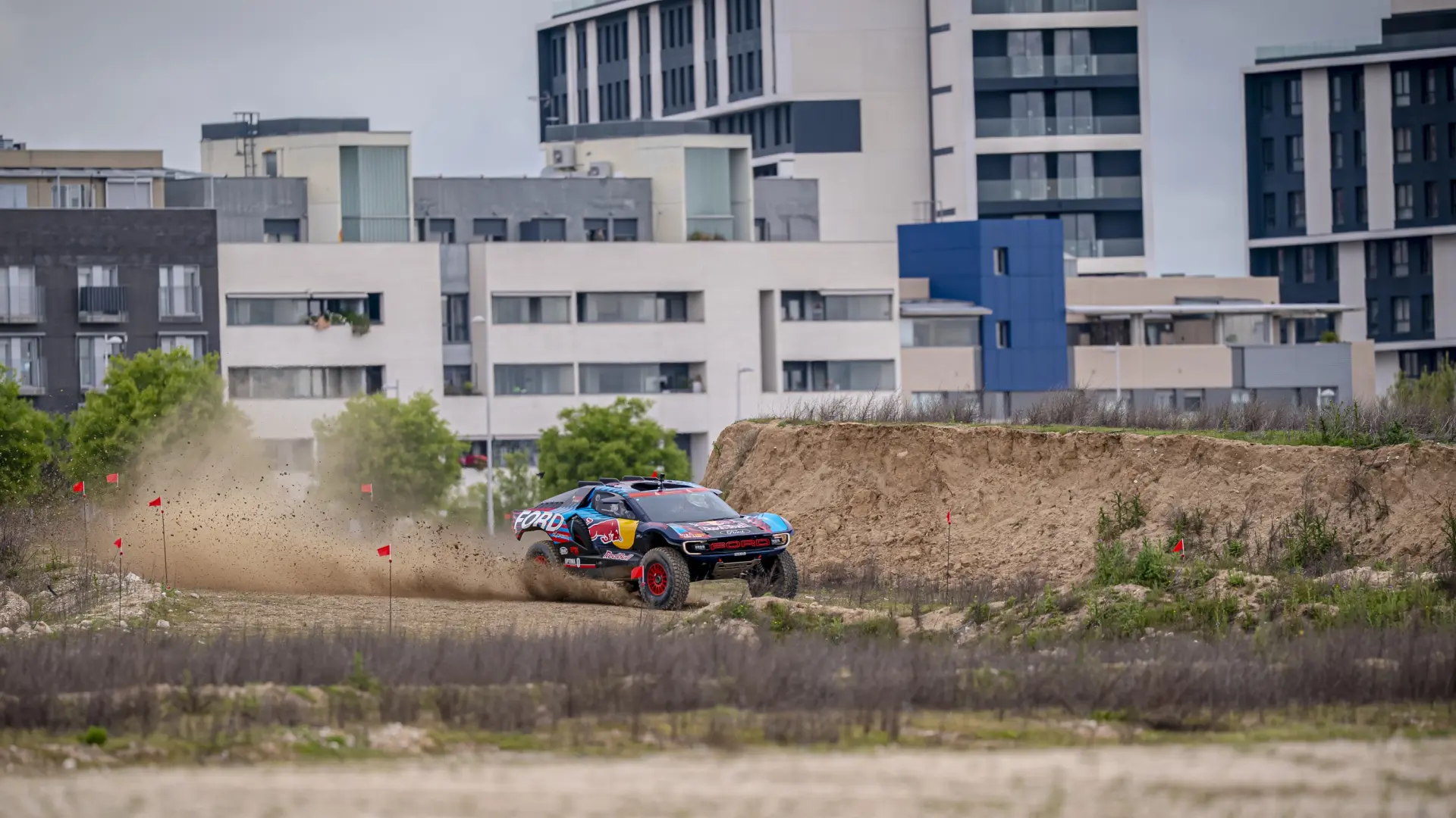 Carlos Sainz estrena Madring, el circuito del GP de Madrid de F1… ¡con un coche del Dakar!