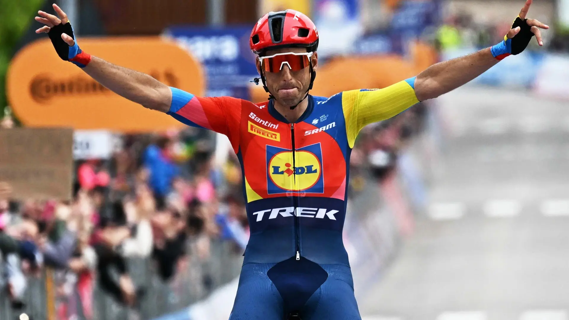 El español Carlos Verona gana la decimoquinta etapa del Giro y Roglic se cae del grupo de favoritos