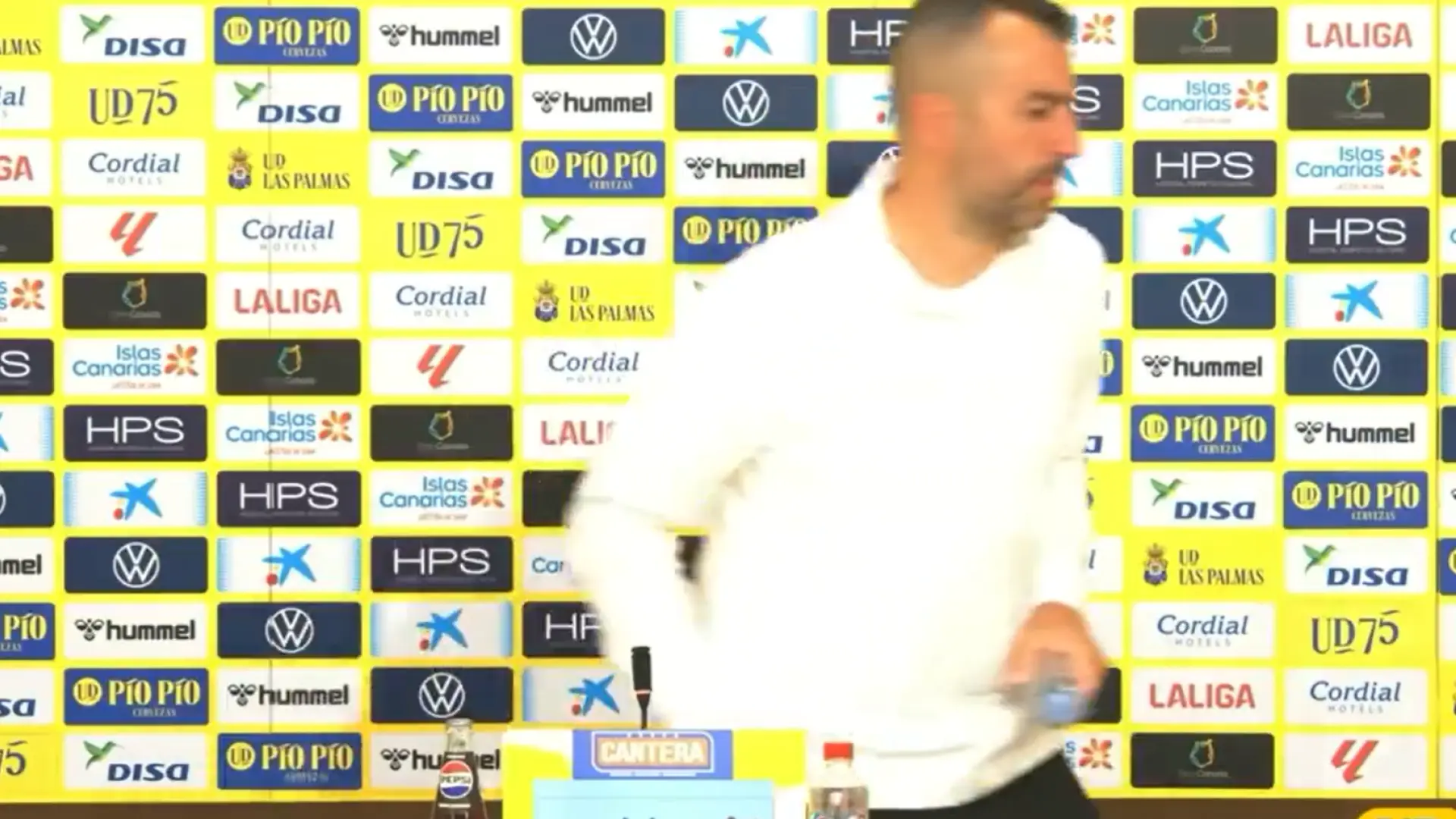 Plantón y portazo del entrenador de Las Palmas en plena rueda de prensa: "Nosotros no nos rendimos"
