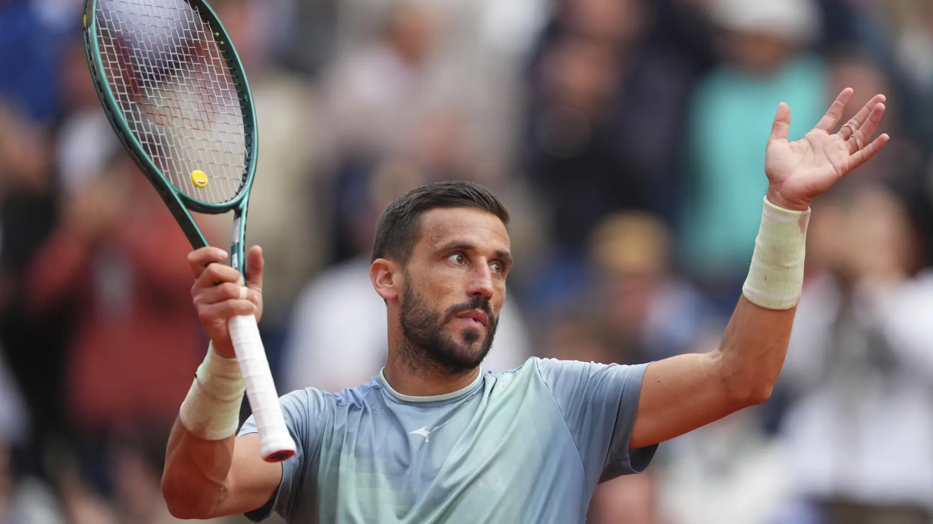 Así es Dzumhur, el próximo rival de Alcaraz en Roland Garros: nació en pleno bombardeo, fue actor, tuvo una pancriatitis aguda…