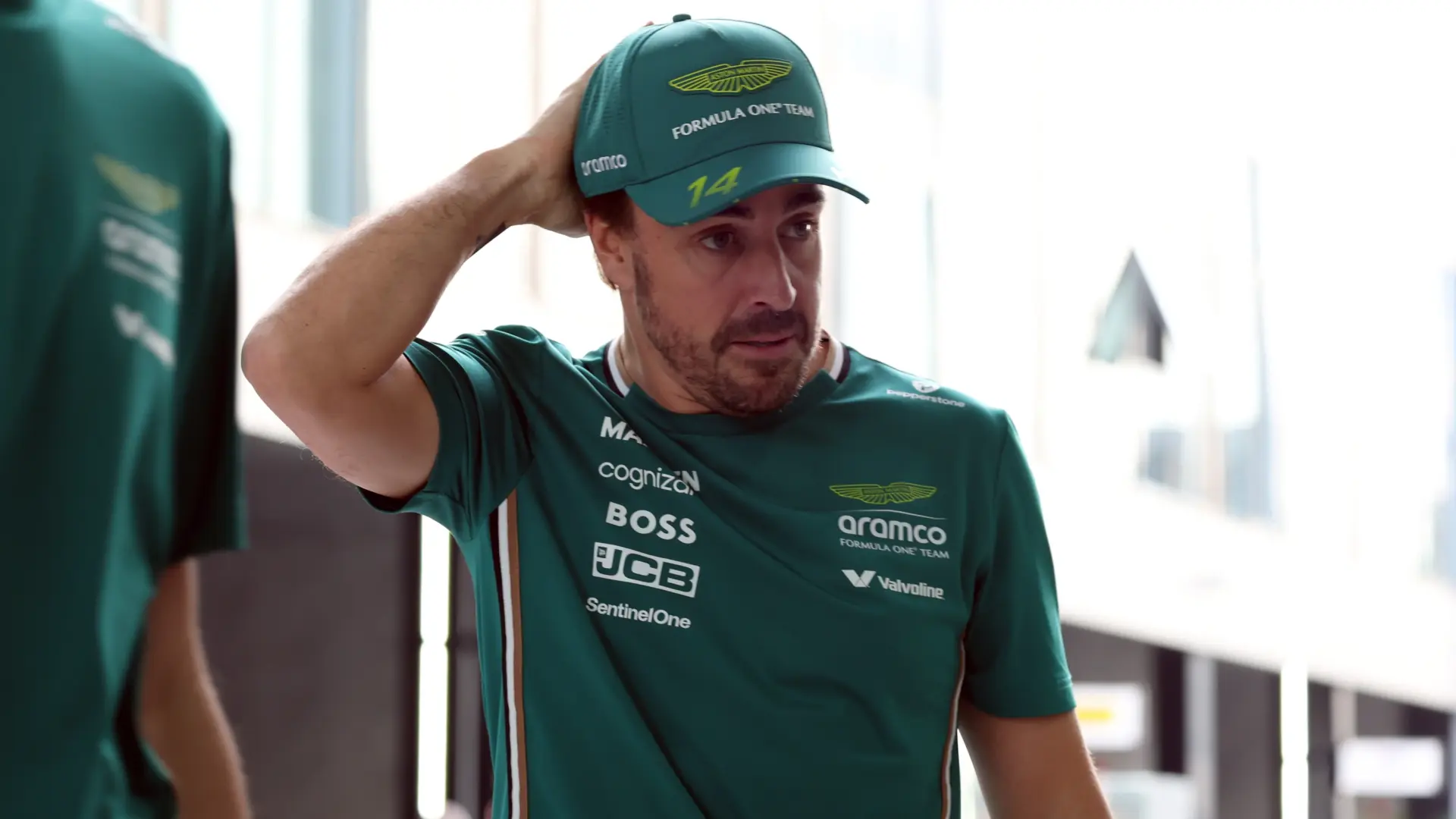 El monumental cabreo de Fernando Alonso con Aston Martin: "Teníamos que haber luchado con Hamilton por el podio"
