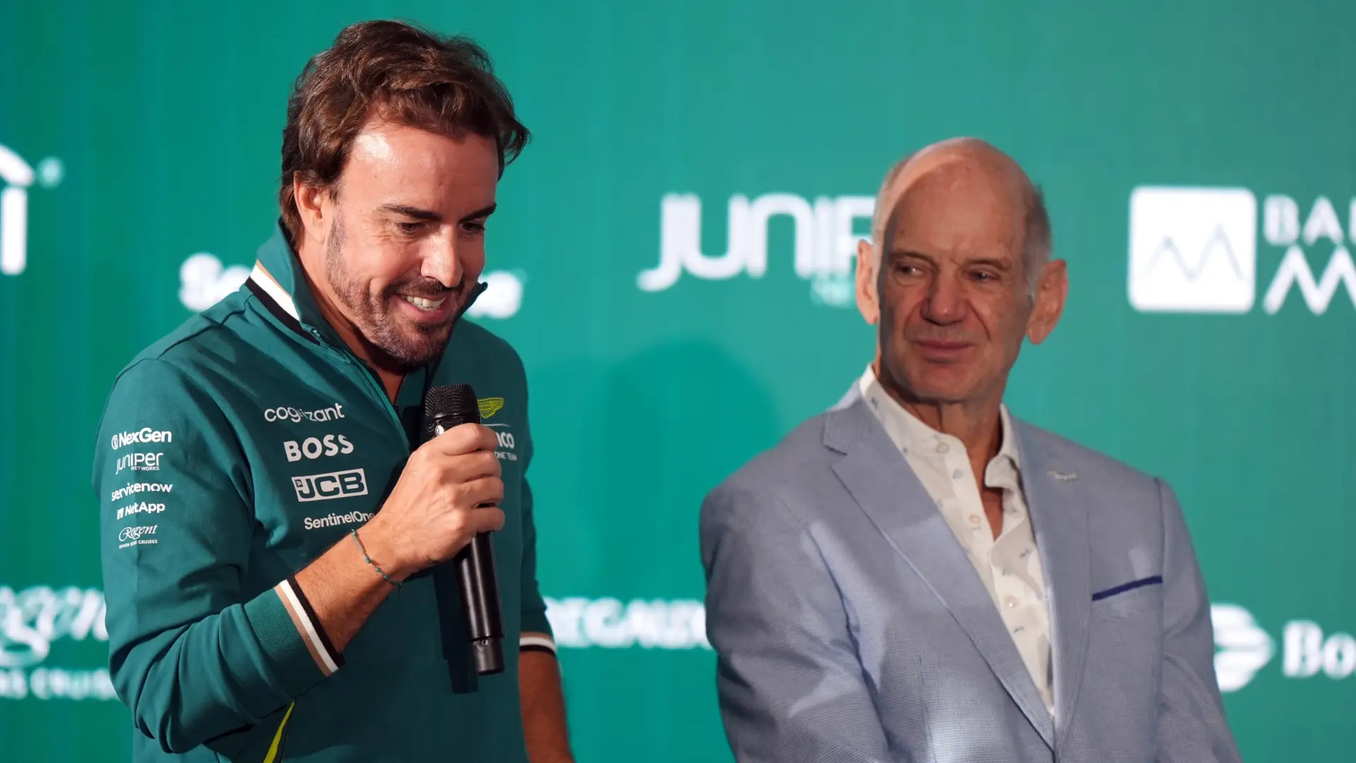 La complicidad de Fernando Alonso con Adrian Newey tras su reunión: "No creo que dependa de él arreglar el coche de 2025"