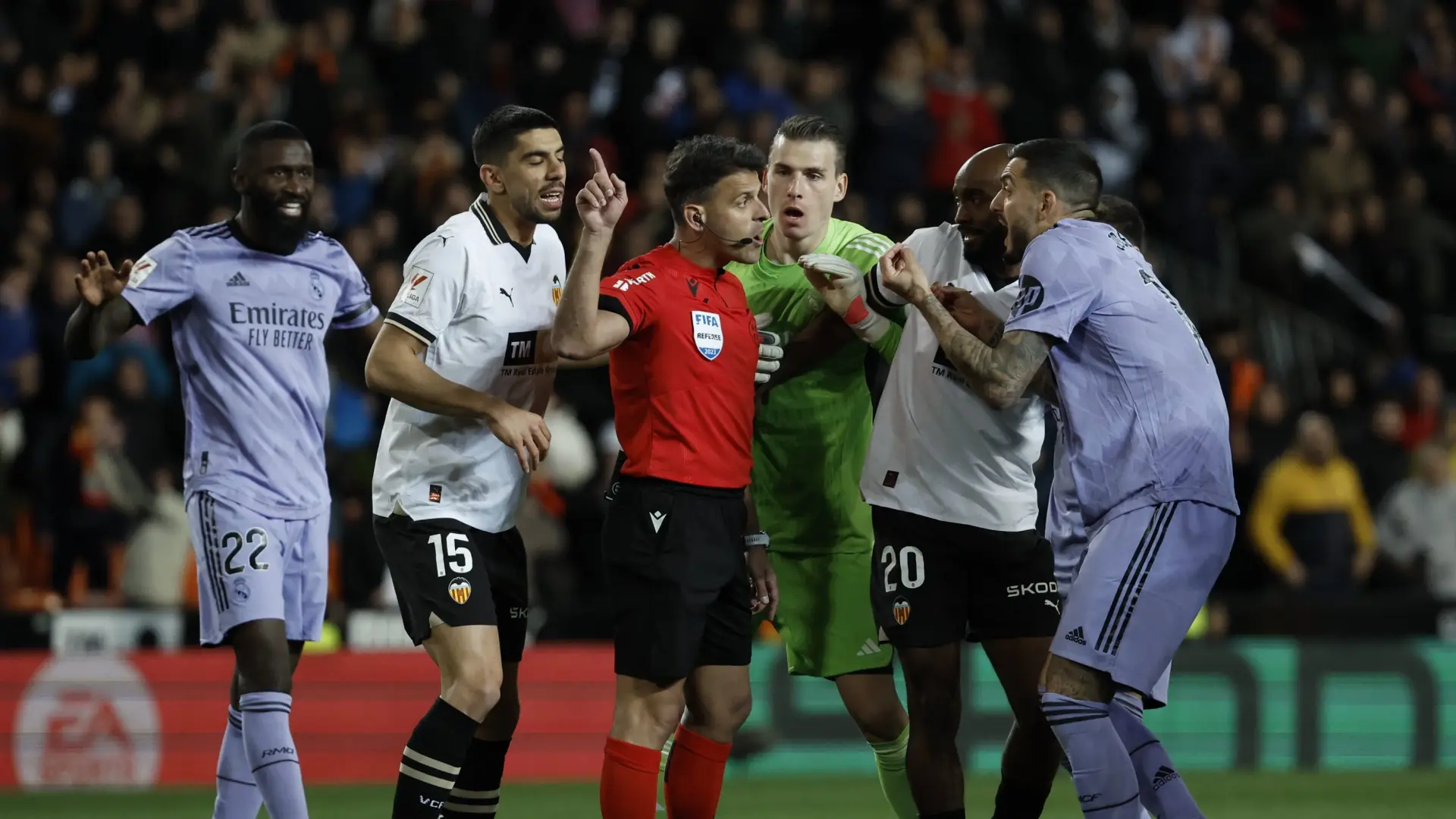 El Real Madrid TV vuelve a cargar contra Gil Manzano: "Es el protagonista del mayor escándalo arbitral"