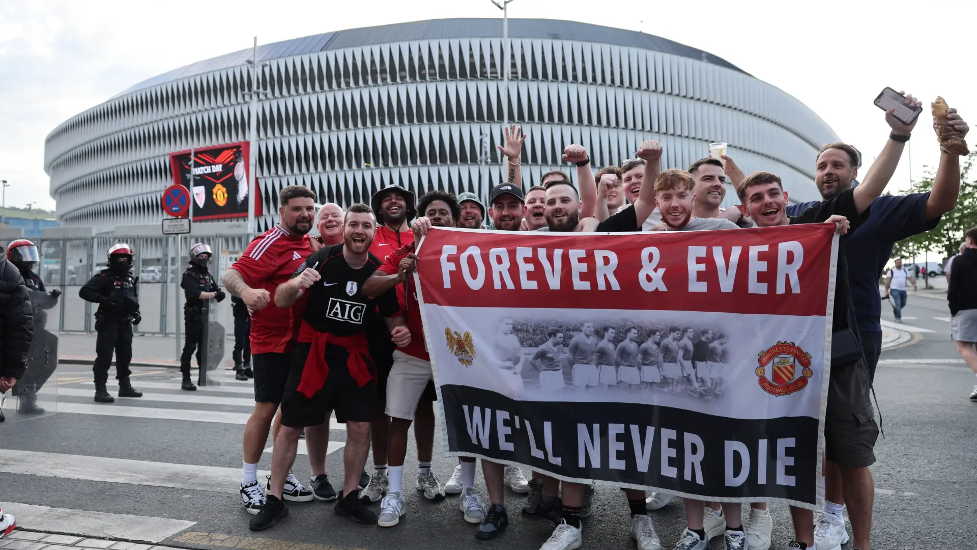 Mil euros por noche y búsquedas hasta en Santander: Bilbao, desbordada por hinchas ingleses por la final de la Europa League