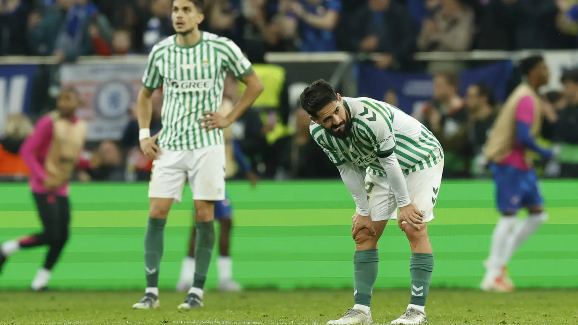 Isco, muy dolido tras la derrota del Betis en la final de la Conference: "El fútbol no perdona, nos han pasado por encima"