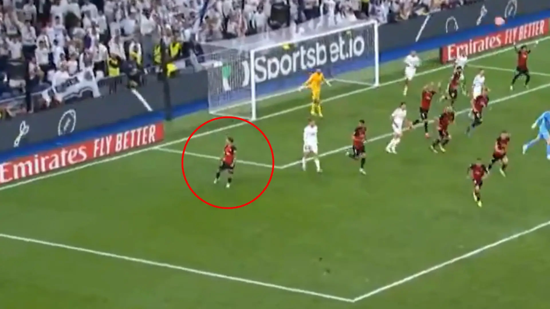 El polémico gesto de Maffeo a la grada del Bernabéu: celebra con fervor un despeje y justo después llega el gol del Real Madrid