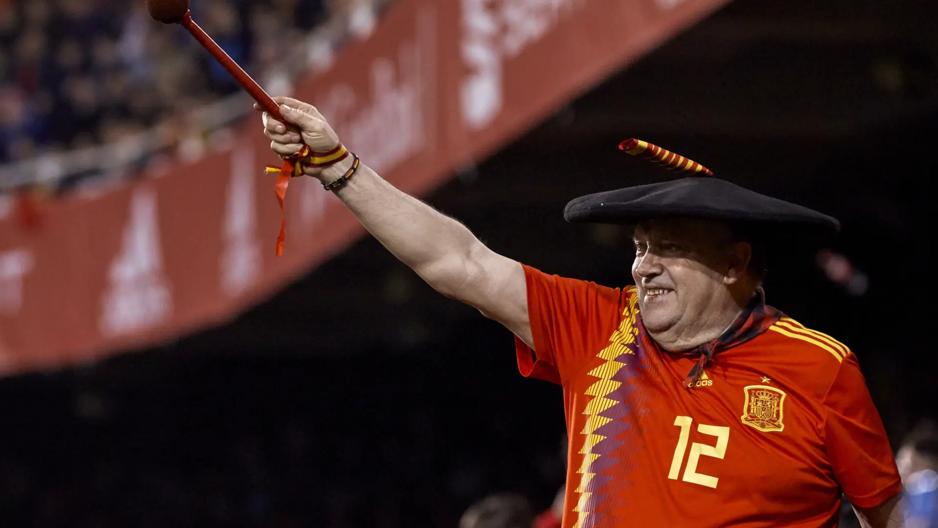 El mundo del fútbol llora la muerte de Manolo 'el del Bombo': "Siempre nos acompañó en las buenas y en las malas"