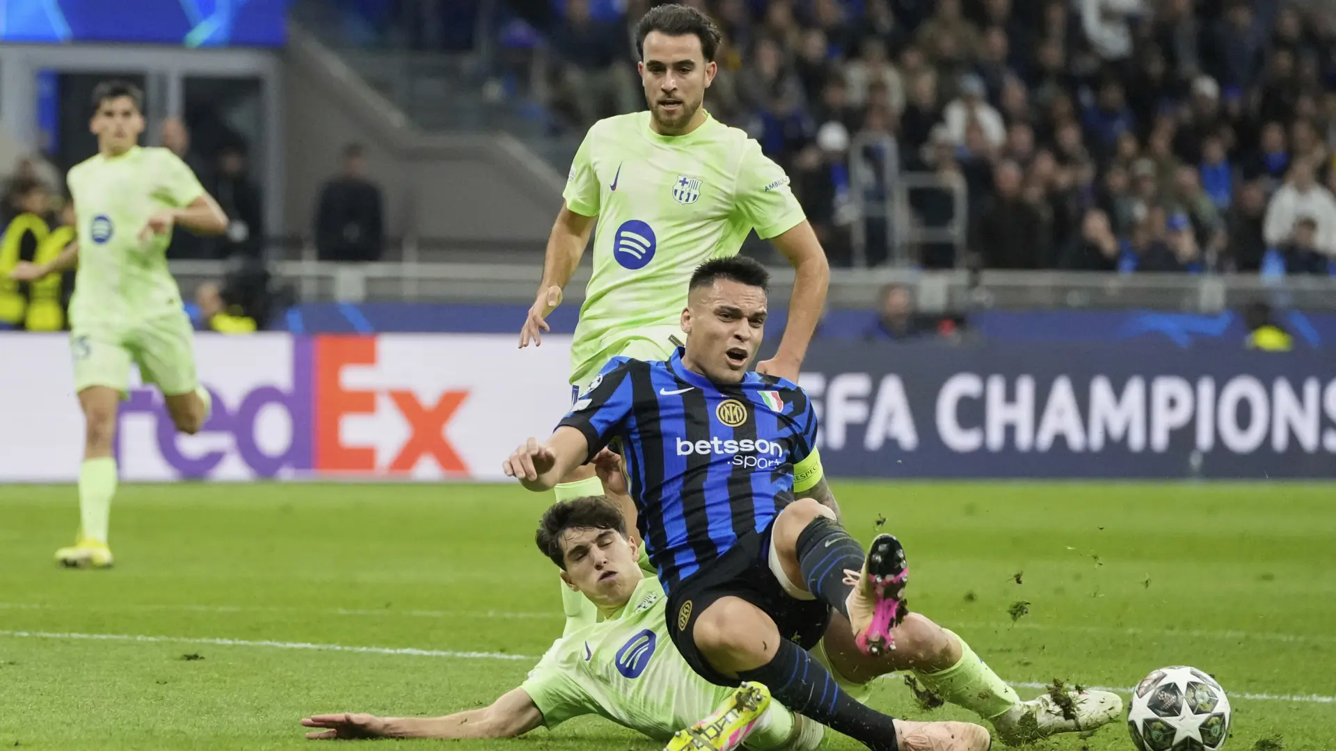Así fue el polémico penalti a Lautaro Martínez: Cubarsí pudo tocar el balón y el VAR llamó al árbitro