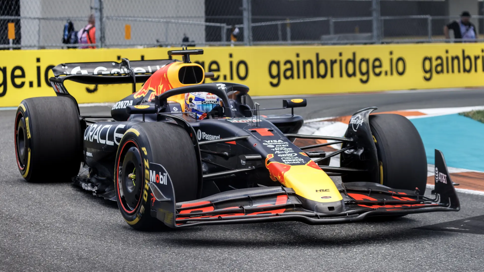 Max Verstappen conquista la pole en Miami, con Carlos Sainz sexto y Fernando Alonso fuera en la Q1