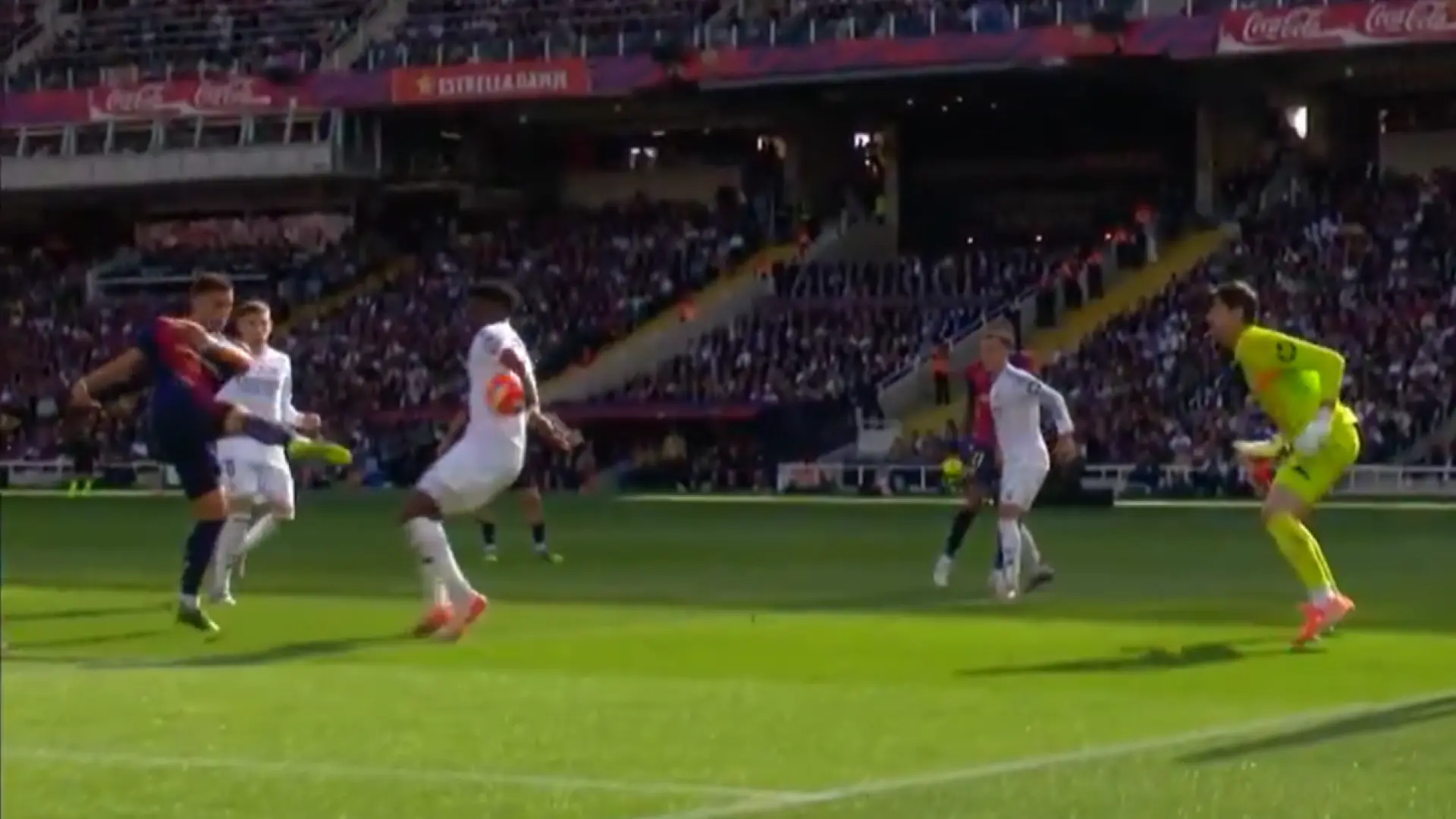 La mano dentro del área de Tchouaméni en el Clásico de la que el VAR avisó, y aun así no fue penalti para Hernández Hernández