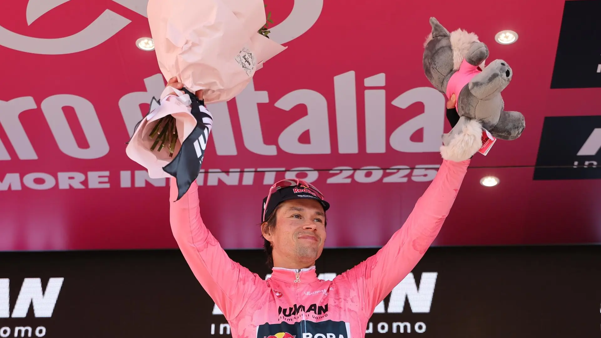 Primoz Roglic se viste de rosa en la victoria de Tarling en la primera contrarreloj del Giro de Italia