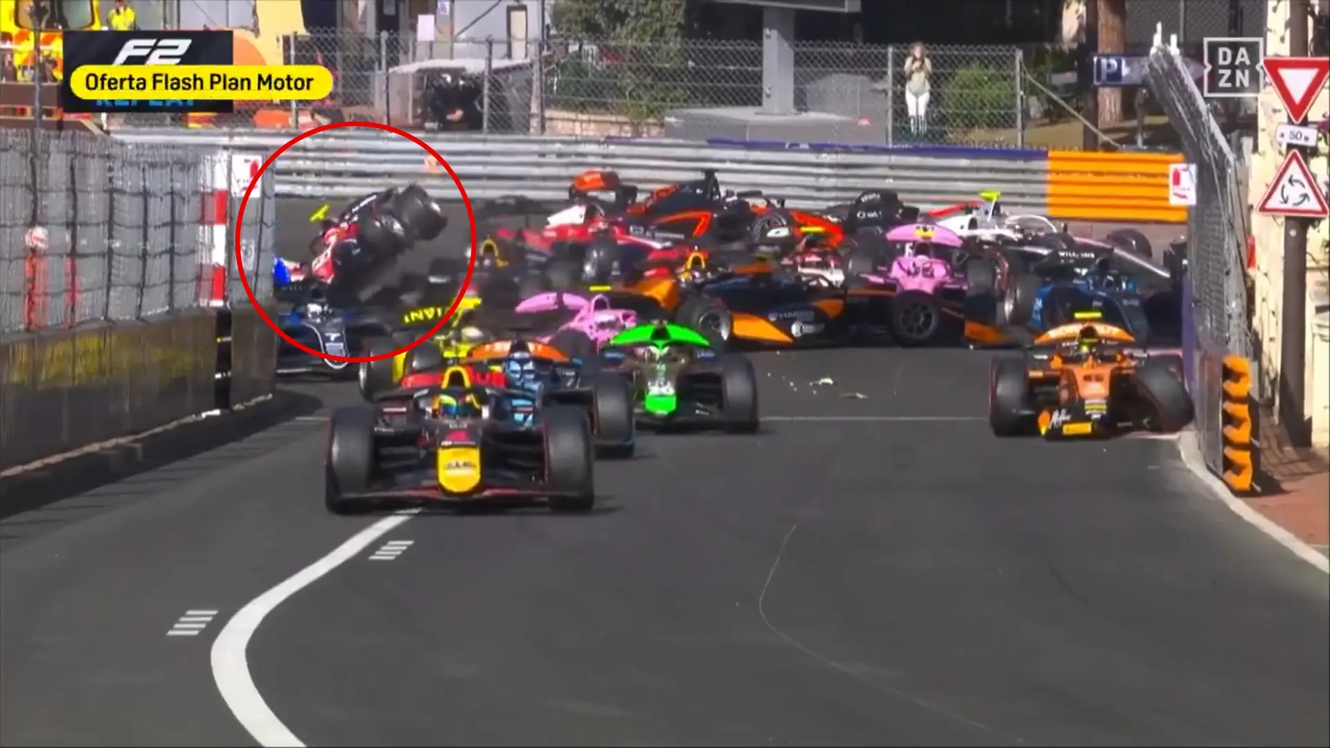 Caos en la salida de la F2 en Mónaco, con un accidente múltiple, y brutal enfado en el paddock: "¿Este qué se cree, Verstappen?"