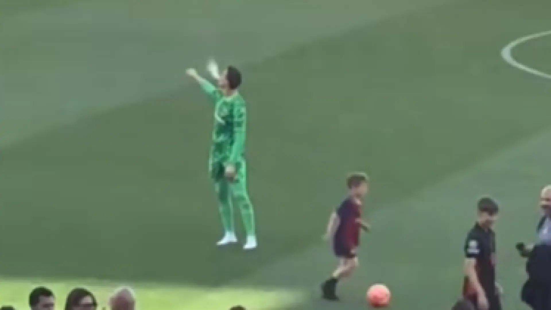 Cazan a Szczesny fumando en el césped tras la victoria del Barça en el Clásico