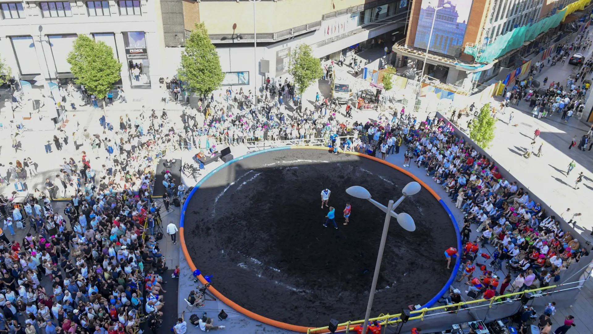 Una histórica luchada canaria invade Madrid con 24 toneladas de arena del volcán de La Palma
