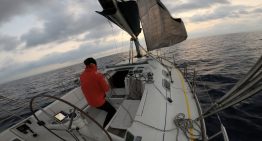 “Vi que no había apps para navegación, así que las hice yo”: así empezó el viaje de Alejandro entre Apple y el mar. Ahora ha conseguido hacer una travesía entre Barcelona y Menorca con un barco cargado de tecnología