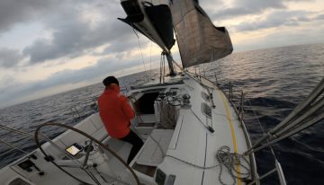 “Vi que no había apps para navegación, así que las hice yo”: así empezó el viaje de Alejandro entre Apple y el mar. Ahora ha conseguido hacer una travesía entre Barcelona y Menorca con un barco cargado de tecnología