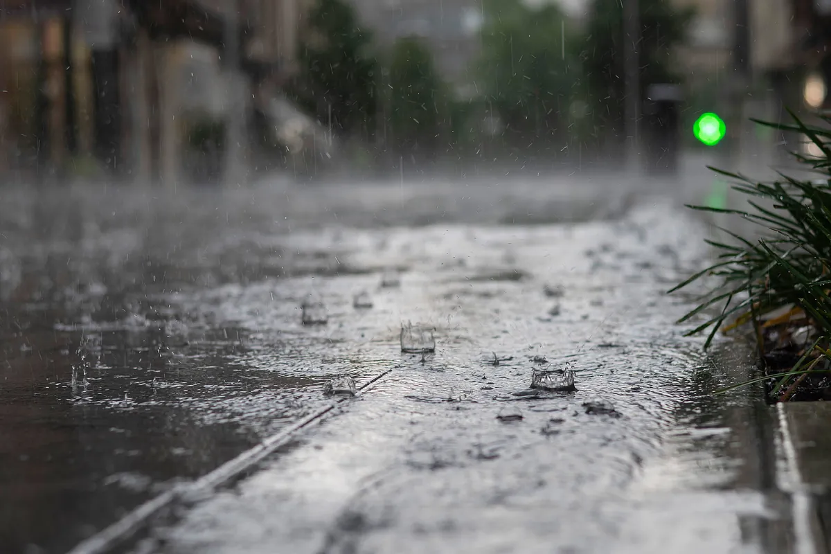 Casi la mitad de España está este martes en aviso por lluvias y tormentas, con Aragón, Castilla y León y La Rioja en nivel naranja