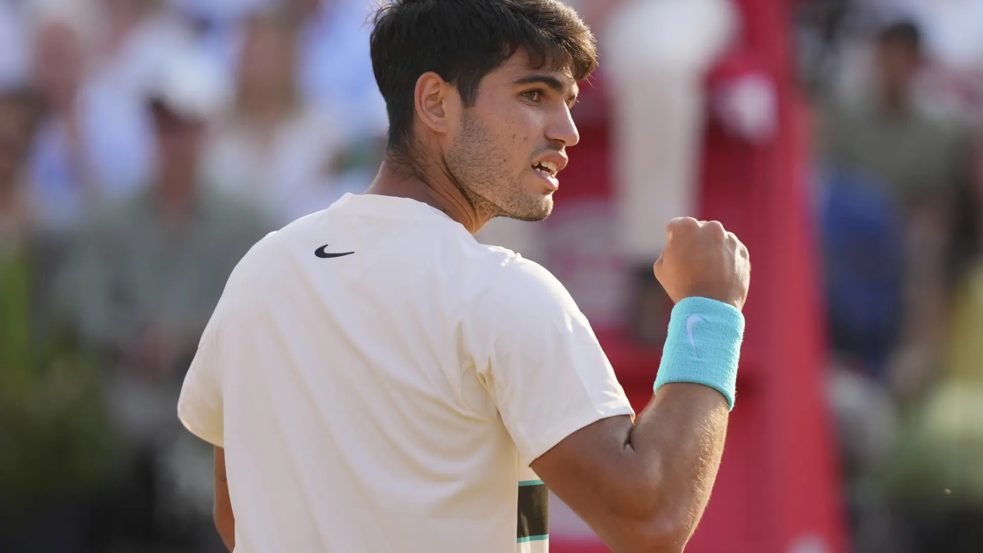 Alcaraz supera a Munar tras un agónico duelo de más de tres horas y se mete en cuartos de Queen's