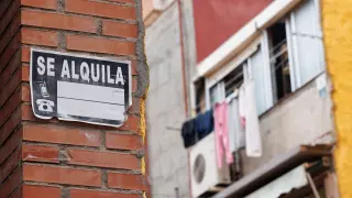 Un cartel de 'Se Alquila' en Madrid (España).