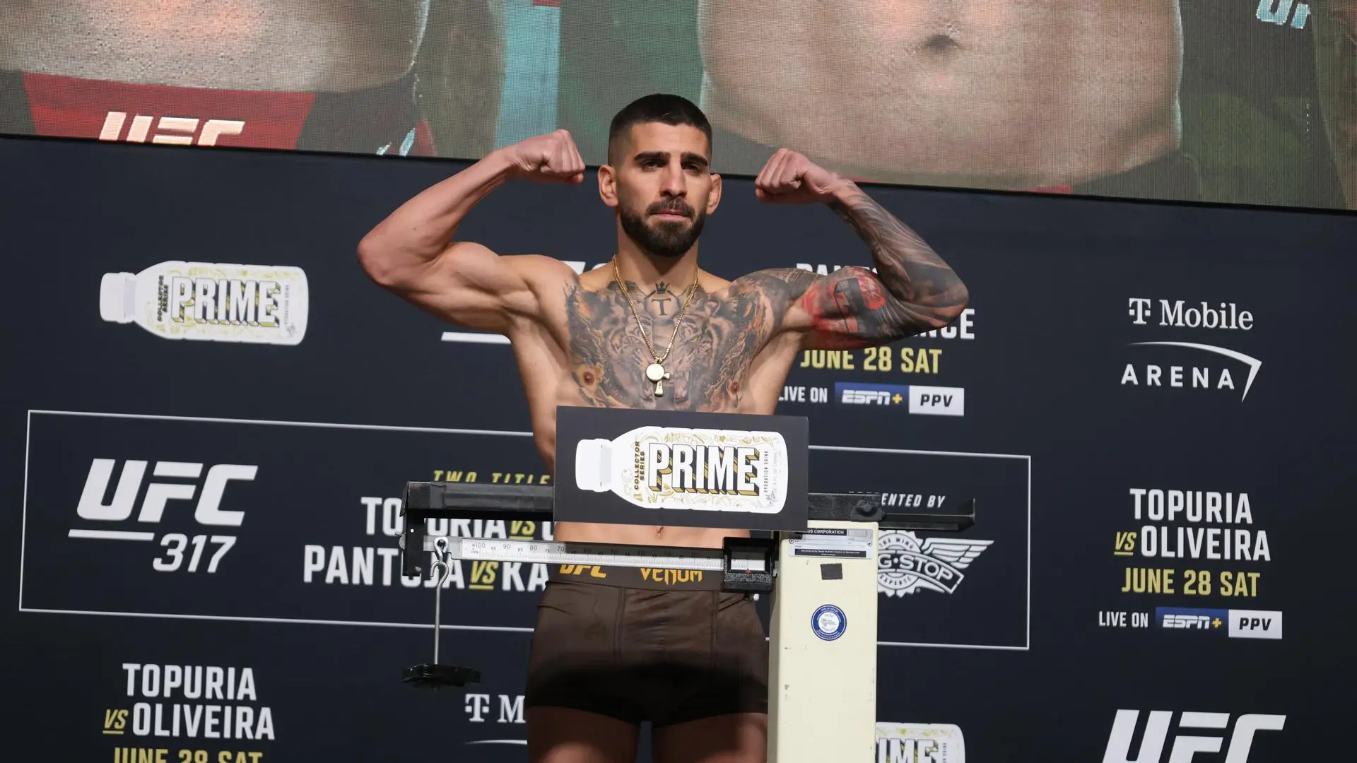 Ilia Topuria y Charles Oliveira marcan las 155 libras en un pesaje con susto para el español: habrá pelea en Las Vegas