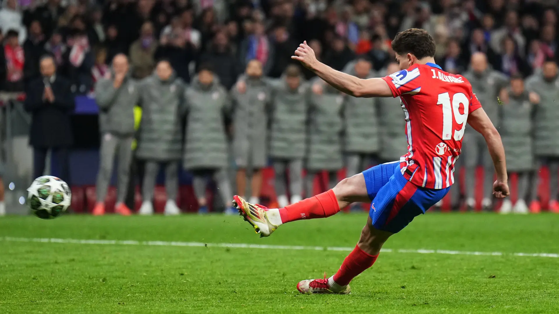 Julián Álvarez y su penalti anulado ante el Real Madrid: "He visto el vídeo 10 veces y ni así sabes si hubo dos toques"