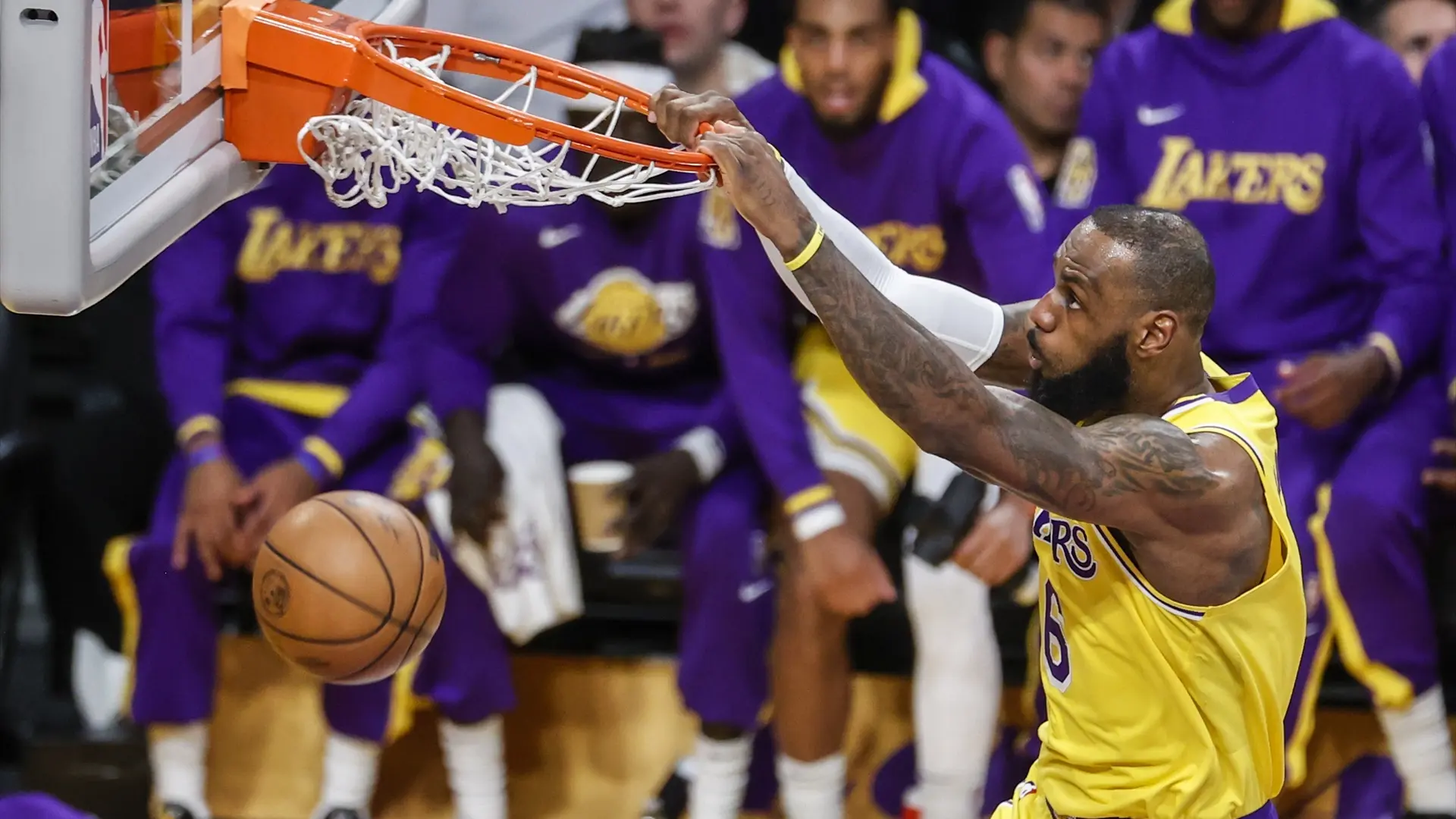 La venta más cara de la historia del deporte: la familia Buss firma una transacción de 10.000 millones por los Angeles Lakers