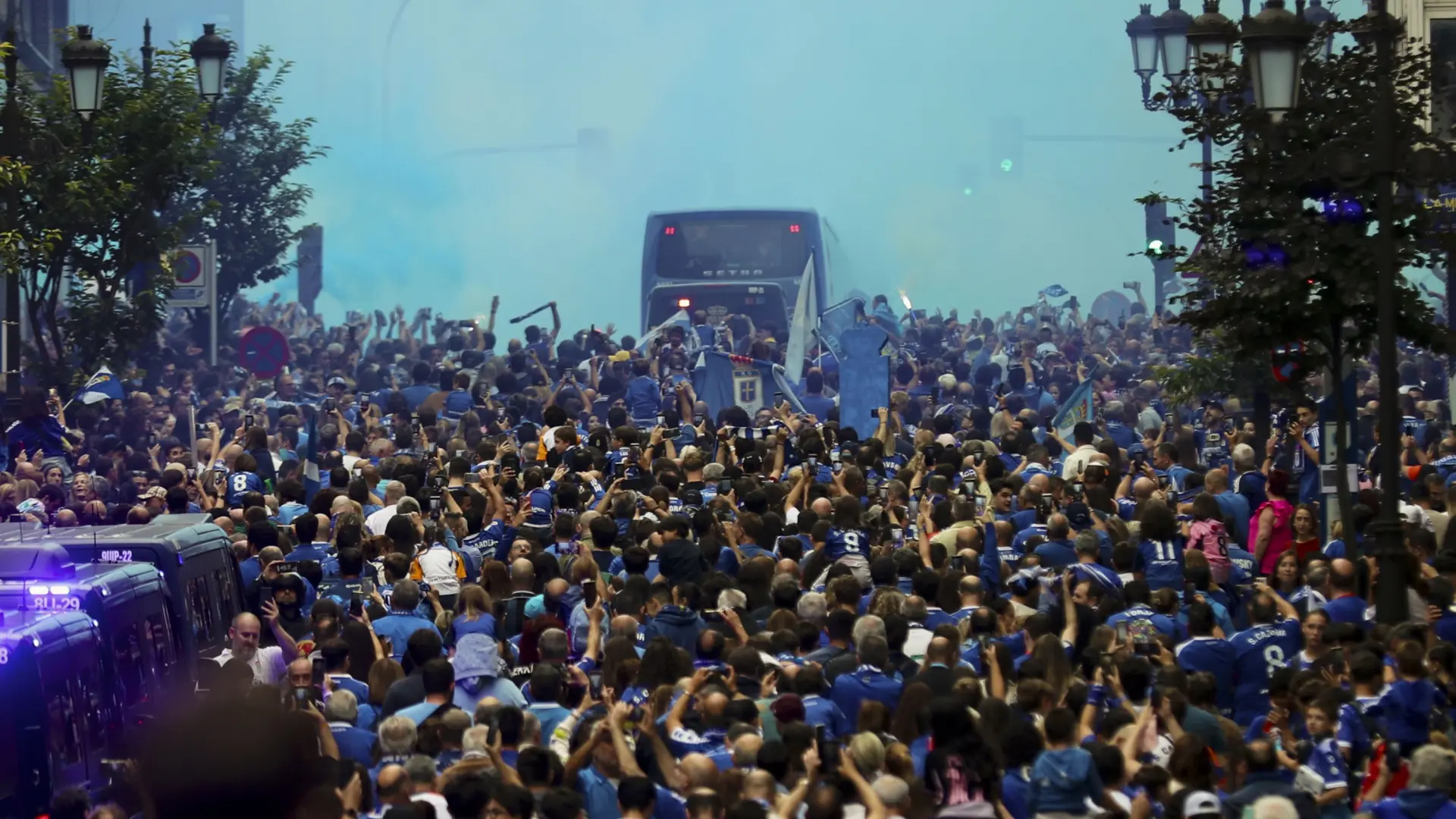 Así fue el espectacular recibimiento de la afición al Real Oviedo y el himno de Asturias en la final del ascenso a Primera