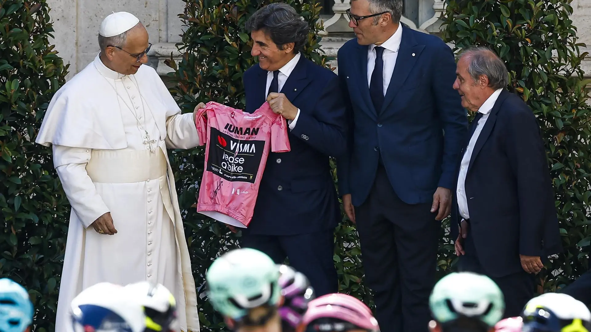 León XIV recibe la 'maglia rosa' del Giro y bendice a los ciclistas antes de la última etapa