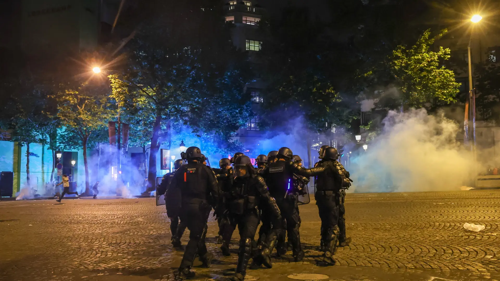 Graves disturbios en París en la celebración de la Champions: un joven muere apuñalado, 300 detenidos, coches quemados, atropellos…